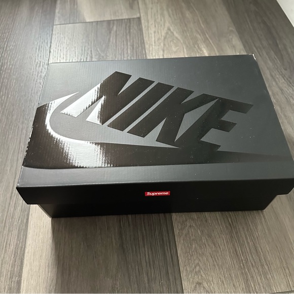 Nike x Supreme Air Force 1 Low White | Size 10.5 | Exclusive Collaboration - Picture 2 of 4